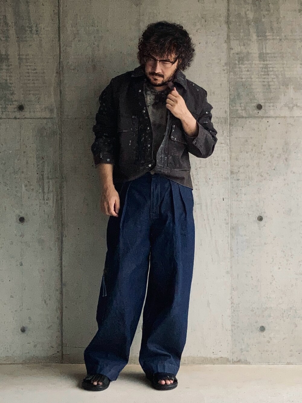 ブラウン系のデニムジャケット、ブルー系のデニムパンツ、ブラウン系のTシャツ/カットソーを着用したメンズの秋コーディネートの5枚目の写真