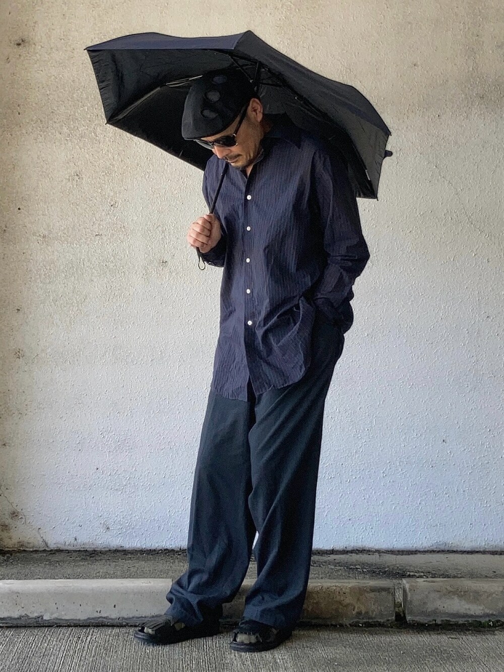 ブルー系のシャツ/ブラウス、ブルー系のスラックス、ブラック系のサンダルを着用したメンズの夏コーディネートの2枚目の写真