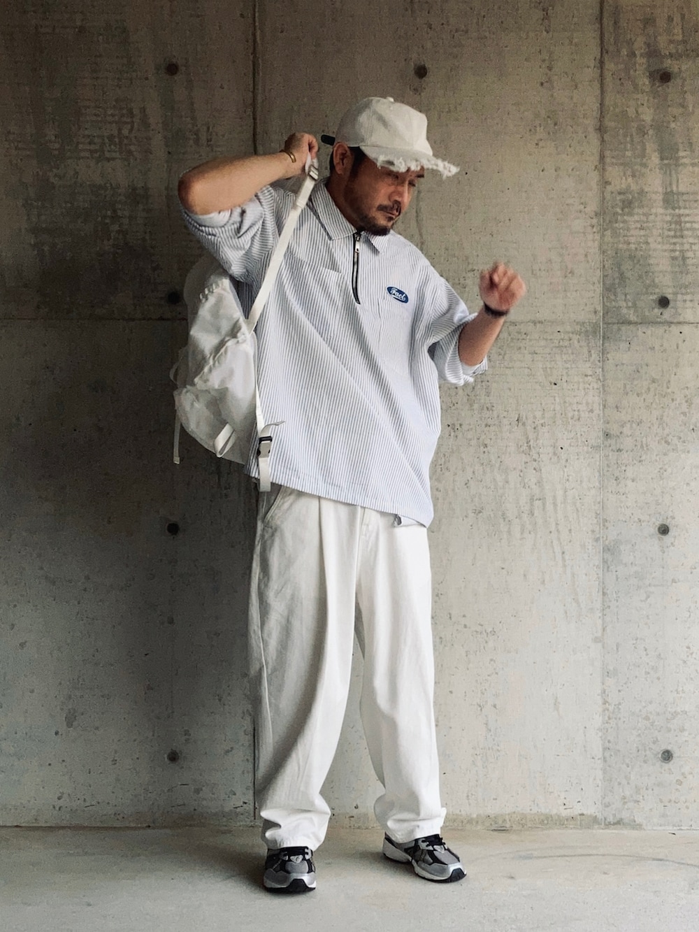 ホワイト系のシャツ/ブラウス、ホワイト系のスラックス、ブラック系のスニーカーを着用したメンズの秋コーディネートの4枚目の写真