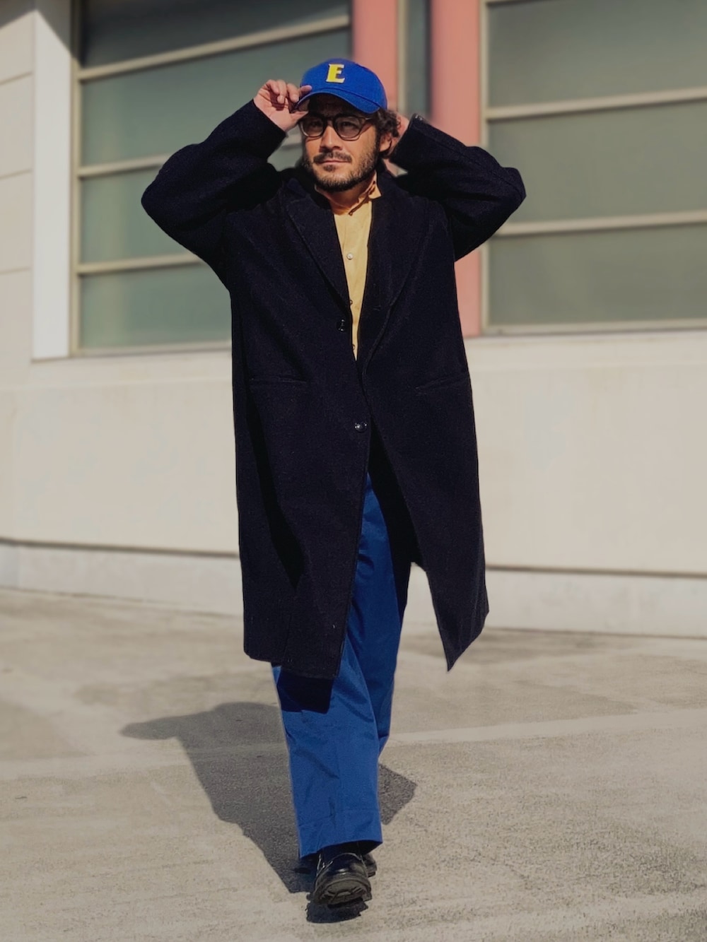 ブルー系のチェスターコート、イエロー系のシャツ/ブラウス、ブルー系のその他パンツを着用したメンズの冬コーディネートの2枚目の写真