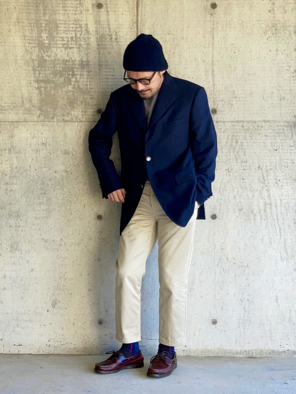 ブルー系のテーラードジャケット、ベージュ系のチノパンツ、ブラウン系のモカシン/デッキシューズを着用したメンズの秋コーディネートの3枚目の写真