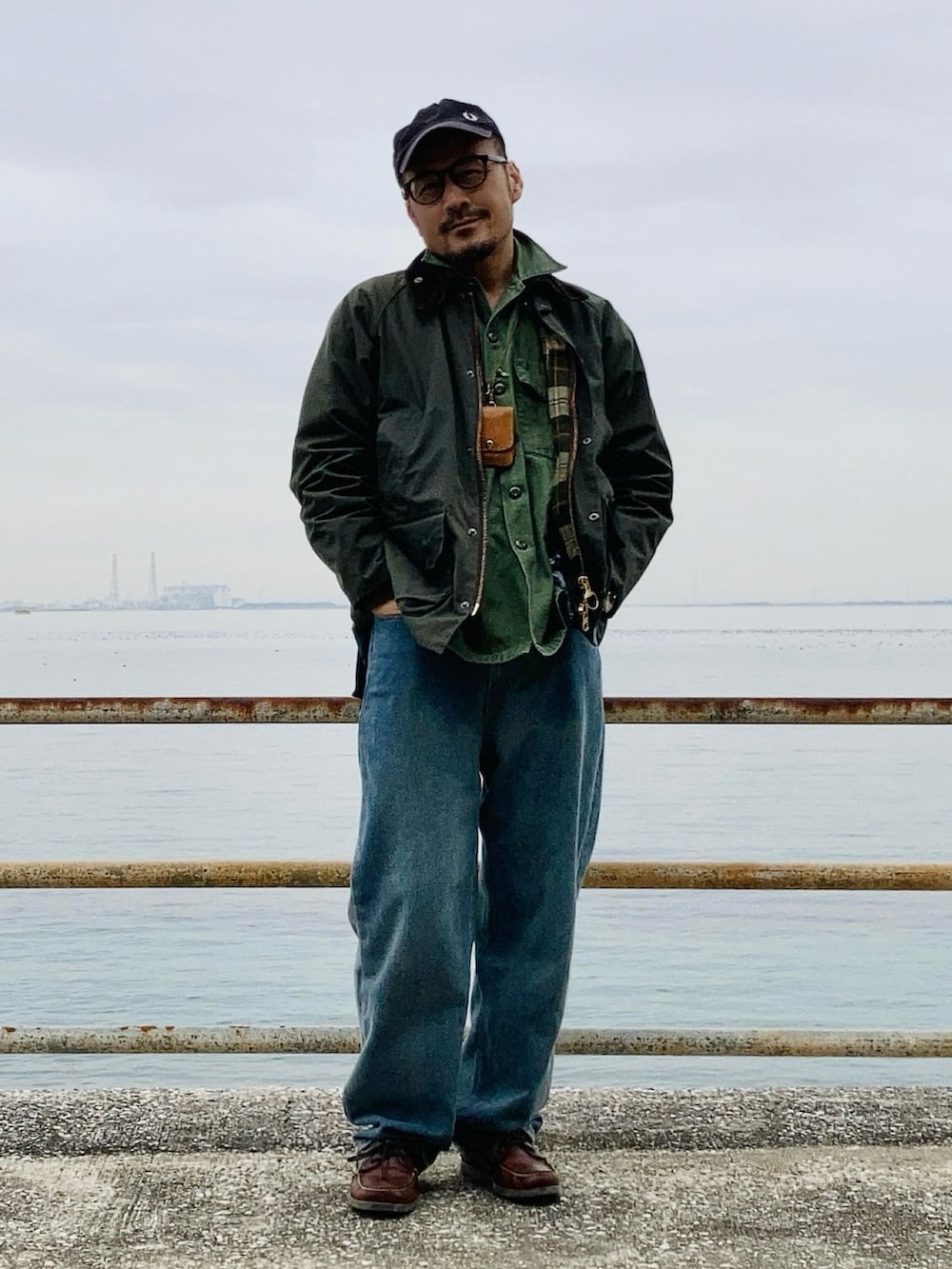 グリーン系のその他アウター、グリーン系のシャツ/ブラウス、ブルー系のデニムパンツを着用したメンズの冬コーディネートの2枚目の写真