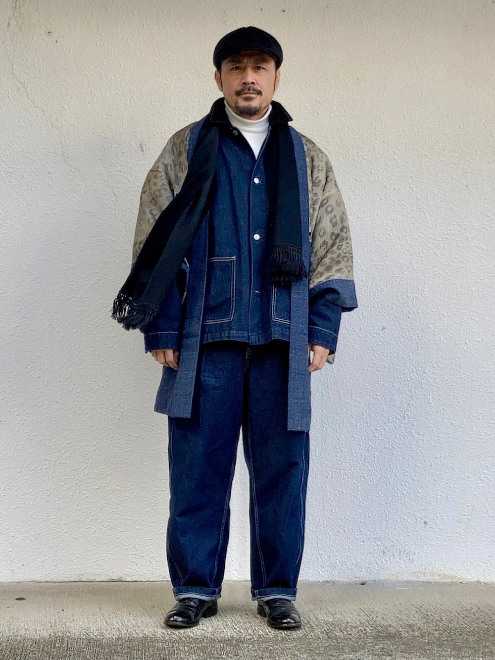 ブルー系のデニムジャケット、ブルー系のデニムパンツ、ブラック系のドレスシューズを着用したメンズの冬コーディネートの3枚目の写真