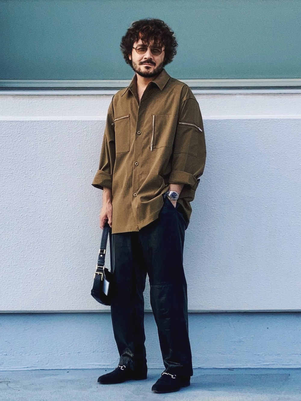 ベージュ系のセットアップ、ブラック系のその他パンツ、ブラック系のローファーを着用したメンズの秋コーディネートの4枚目の写真