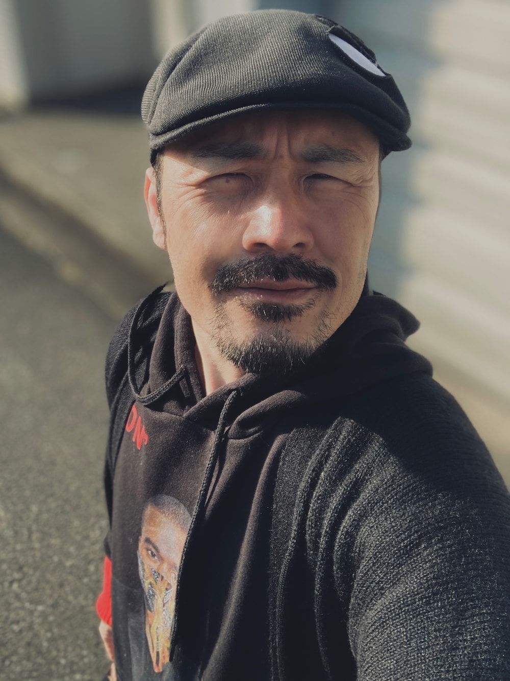 ブラック系のパーカー、ブラック系のカーディガン/ボレロ、ブラック系のパンツを着用したメンズの冬コーディネートの3枚目の写真