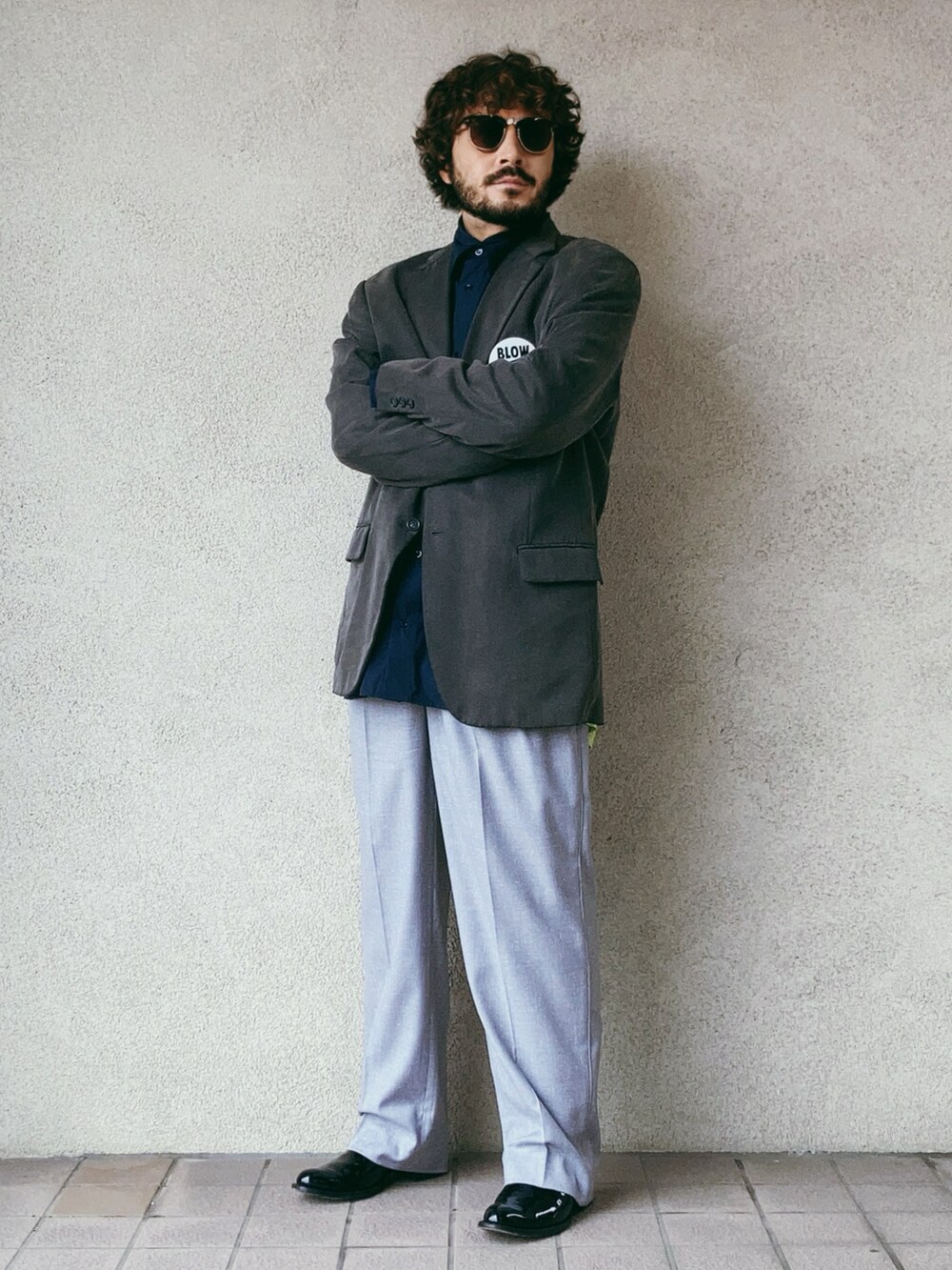 ブラック系のシャツ/ブラウス、グレー系のテーラードジャケット、グレー系のスラックスを着用したメンズの秋コーディネートの3枚目の写真