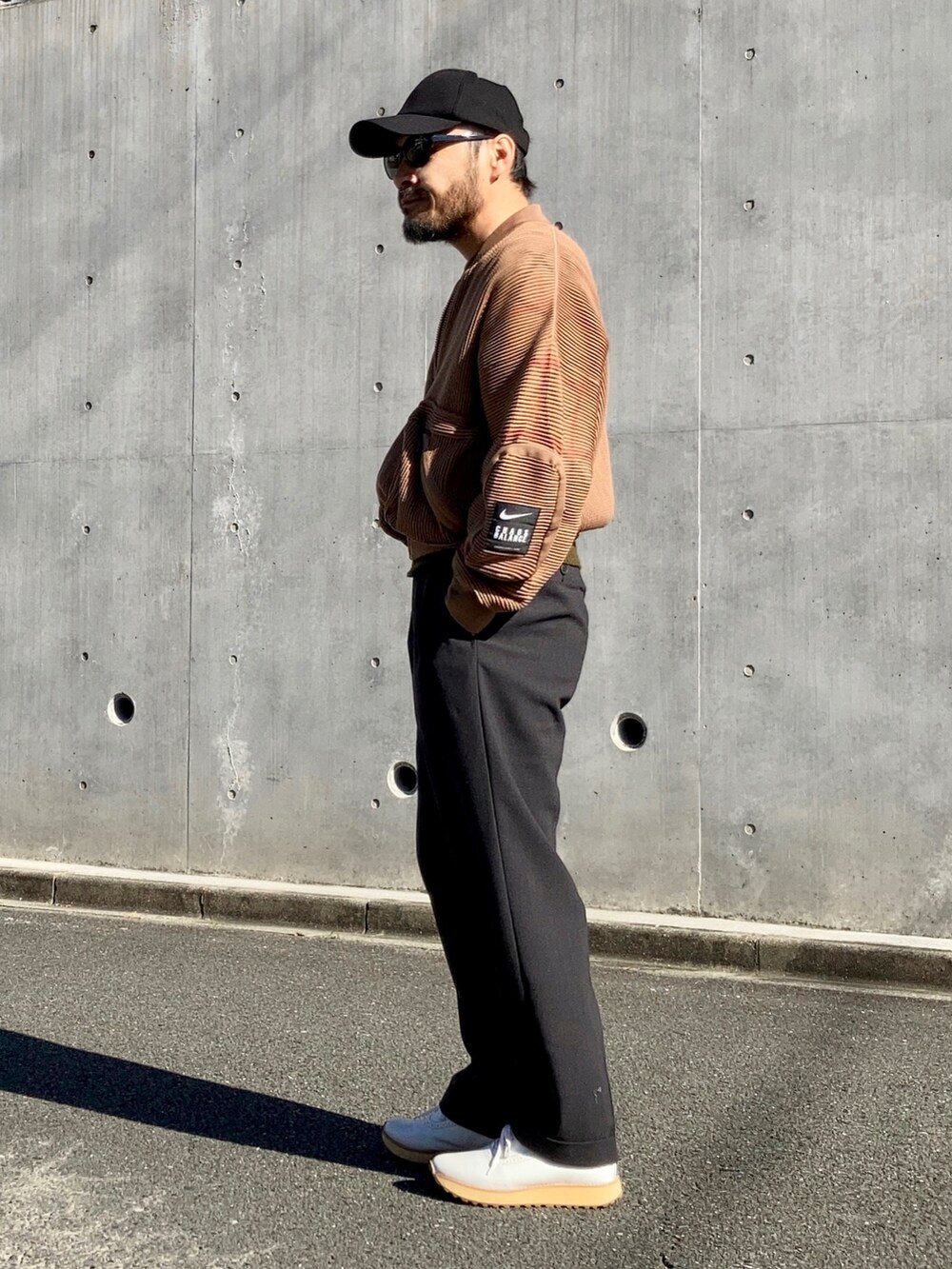 その他のニット/セーター、ブラウン系のMA-1、グレー系のスラックスを着用したメンズの秋コーディネートの2枚目の写真