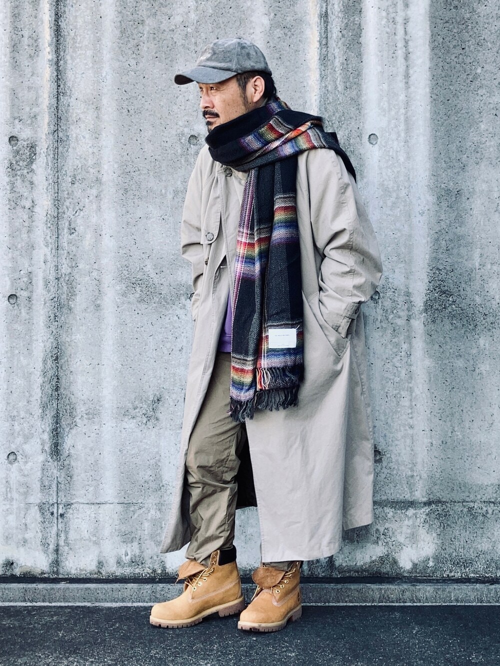 パープル系のスウェット、ベージュ系のトレンチコート、グリーン系のその他パンツを着用したメンズの秋コーディネートの4枚目の写真