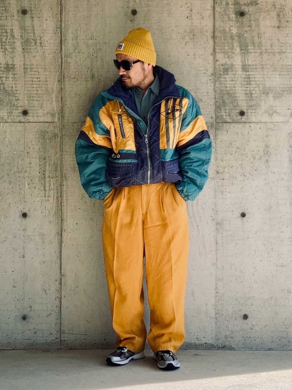 「スポーツミックス、イエローコーデ、カラーパンツ、カラー×コーデ、スラックス×スニーカー、ダッドスニーカー、ワイドパンツ、ワイドスラックス、冬アウター、ストリート、淡色コーデ、古着男子、古着ミックス、ワントーン、アウトドアスタイル」｜「ESPEROの【sold】中綿入ナイロンパーカ Lサイズ（ナイロンジャケット、その他）」を使った、koppaさん（メンズ・169cm）の冬コーディネートの2枚目の写真