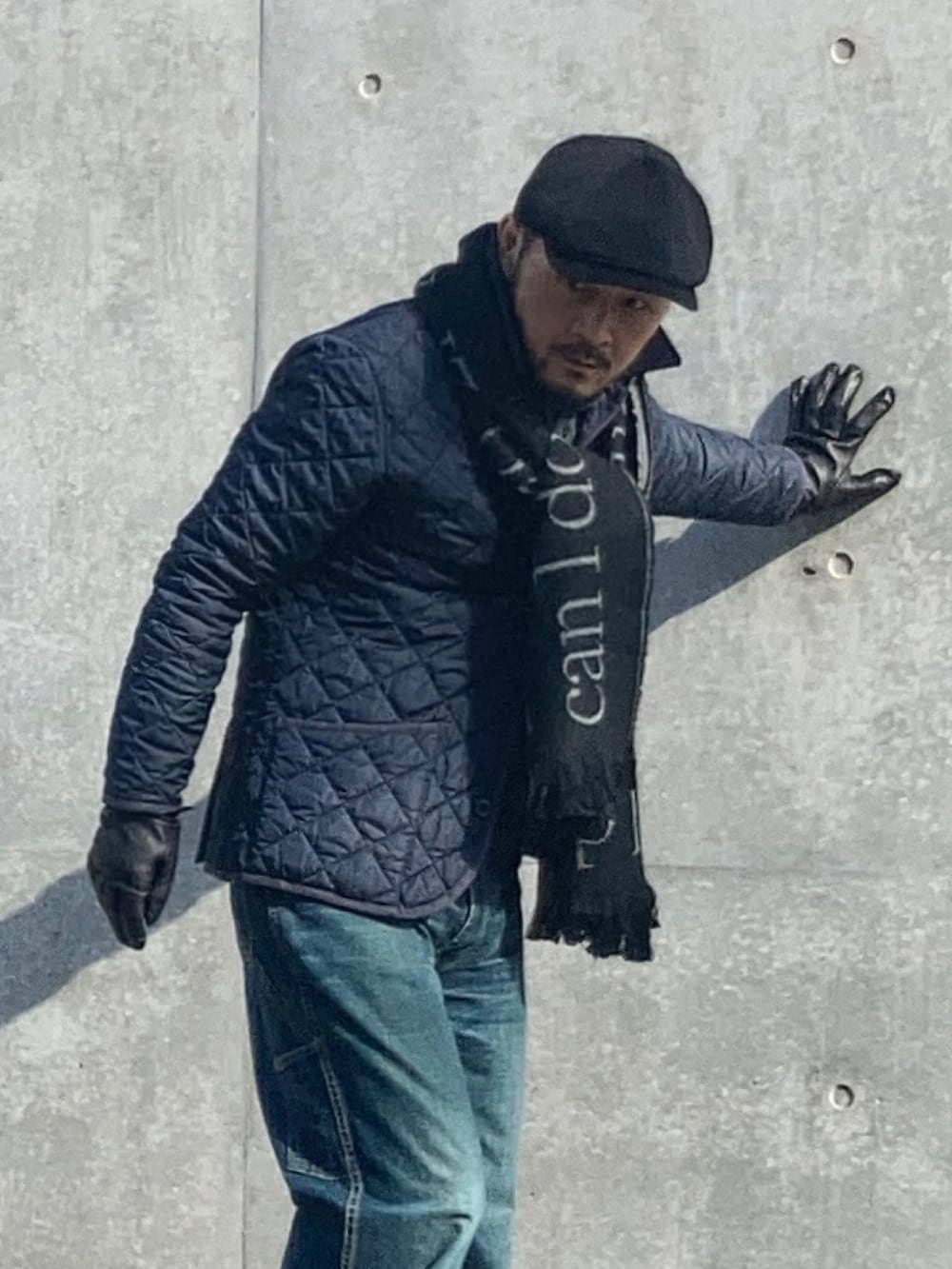 グレー系のシャツ/ブラウス、ブルー系のその他アウター、ブルー系のデニムパンツを着用したメンズの冬コーディネートの2枚目の写真