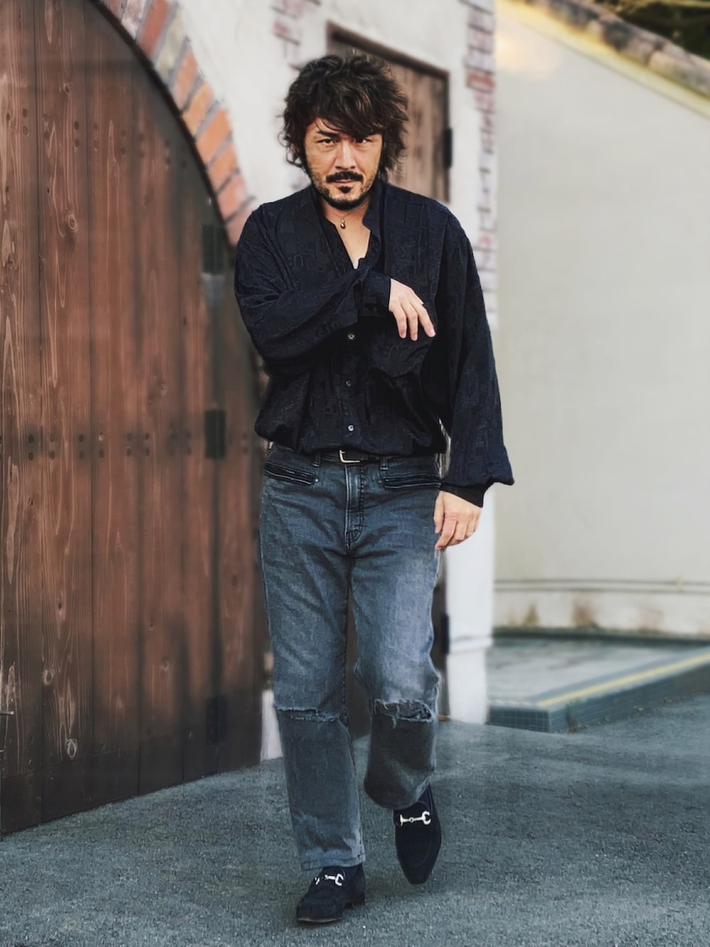 「古着MIX、デニムパンツ、ストリート、シャツスタイル、黒シャツ、柄シャツ、スタンドカラー、サングラス、ローファー、ビットローファー、ダメージジーンズ、ストレートデニム、ネックレス、オールブラック、モノトーン」｜「no brandのアイテム（シャツ/ブラウス、ブラック系）」を使った、koppaさん（メンズ・169cm）の春コーディネートの2枚目の写真