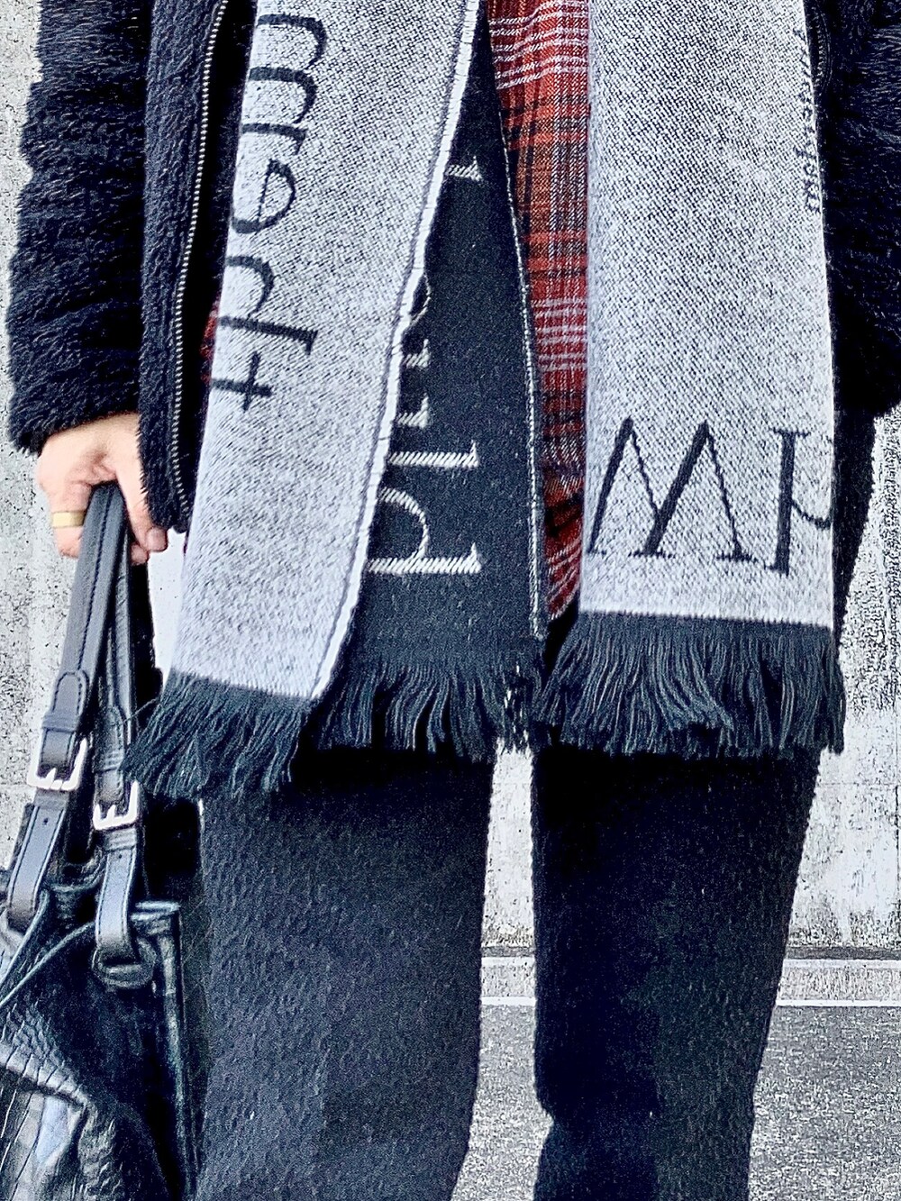 「エレガント、クリスマスに着たい服、ストリート、あったかコーデ、トートバッグ、シンプルコーデ、ボアジャケット、チェック柄に恋してる、マフラーぐるぐる、ビッグシルエット、古着、古着MIX、モノトーンに差し色、モノトーンコーデ、ブラックコーデ」｜「Levi'sのJACKSON WORKER BRAXTON チェックシャツ SORREL PLAID（シャツ/ブラウス、その他）」を使った、koppaさん（メンズ・169cm）の冬コーディネートの3枚目の写真