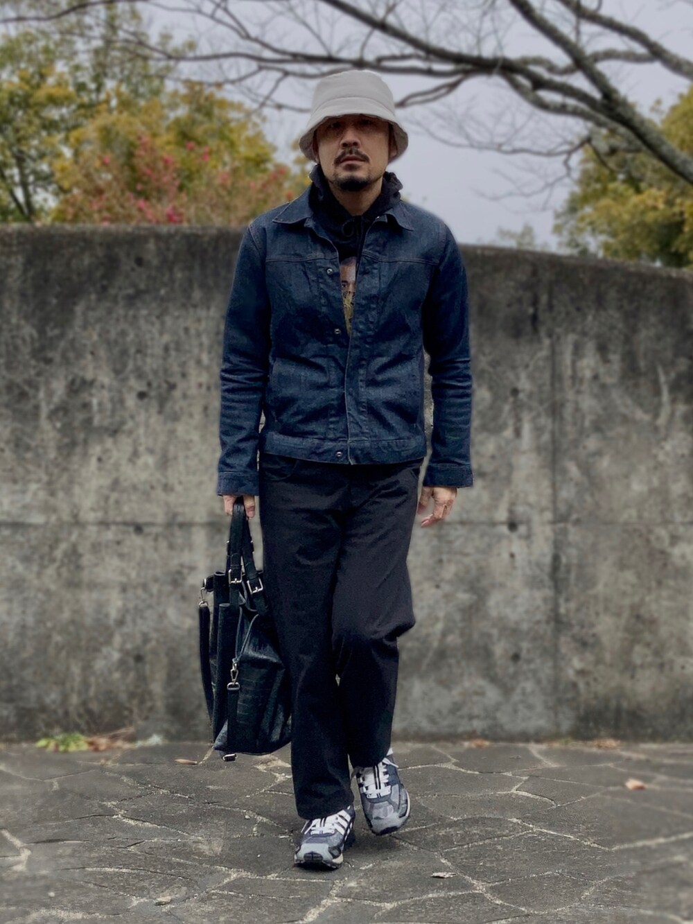 「タックイン、フーディー、デニムジャケット、レイヤードスタイル、レザーバッグ、バケットハット、春アウター、コットンパンツ、アウトドア、トートバッグ、春色、デニム、厚底シューズ、ジャケット、ストリートMIX」｜「BNDNのアイテム（パーカー、ブラック系）」を使った、koppaさん（メンズ・169cm）の冬コーディネートの2枚目の写真