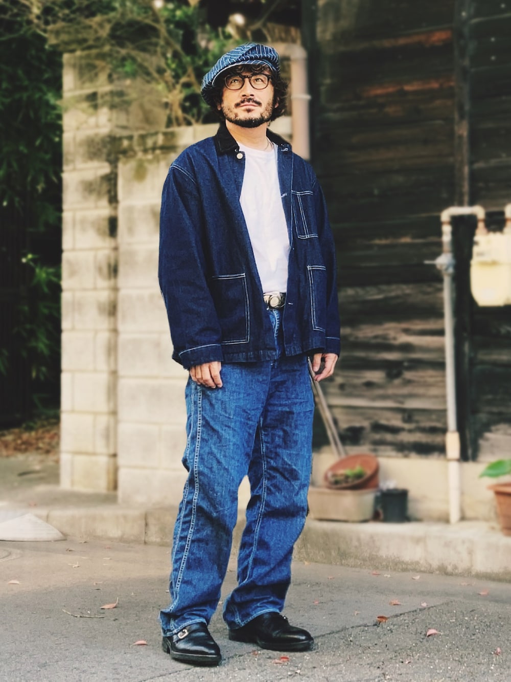 ブルー系のデニムジャケット、ホワイト系のTシャツ/カットソー、ブルー系のデニムパンツを着用したメンズの春コーディネートの2枚目の写真