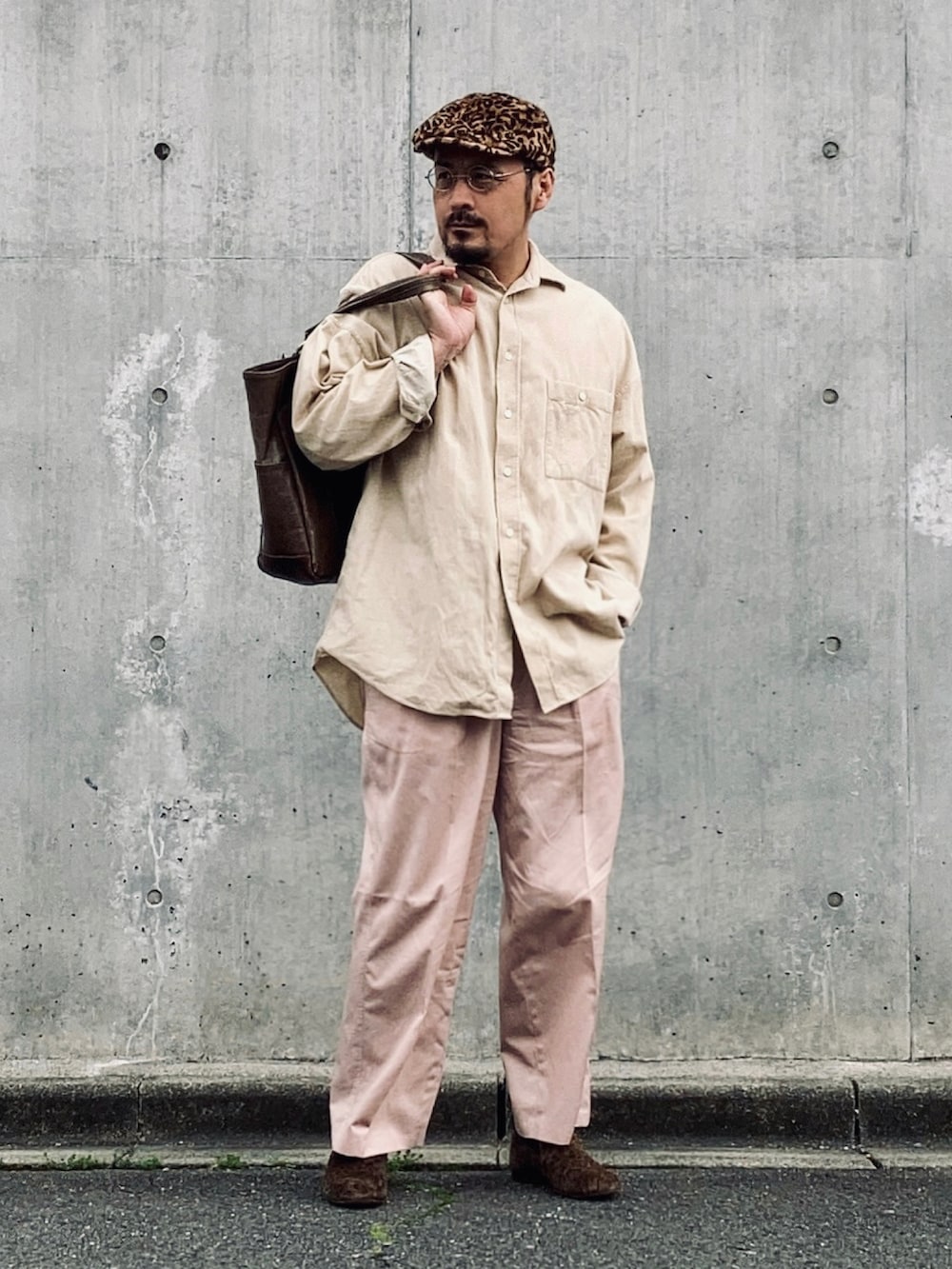 ベージュ系のシャツ/ブラウス、ピンク系のスラックス、ブラウン系のスリッポンを着用したメンズの春コーディネートの2枚目の写真