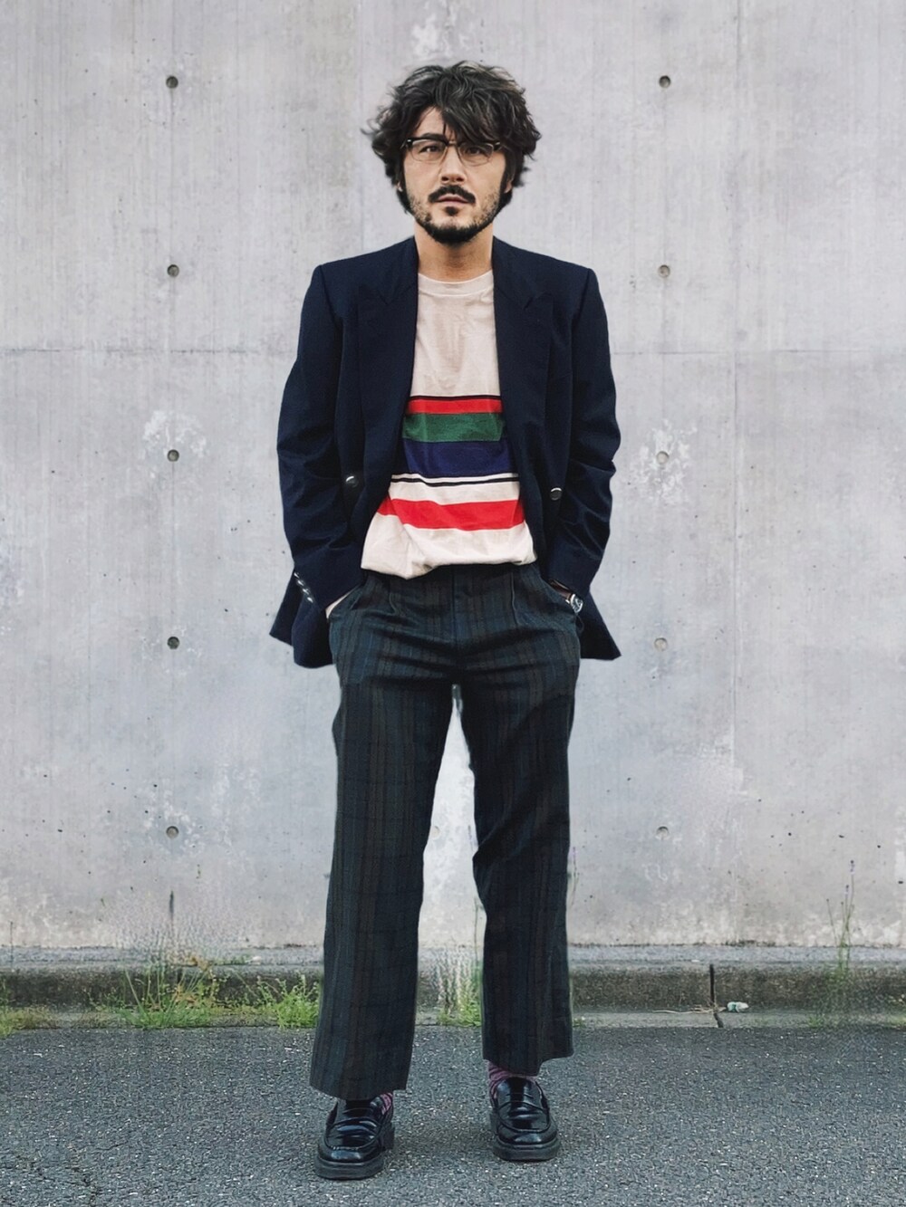 その他のTシャツ/カットソー、ブルー系のテーラードジャケット、グリーン系のスラックスを着用したメンズの春コーディネートの2枚目の写真