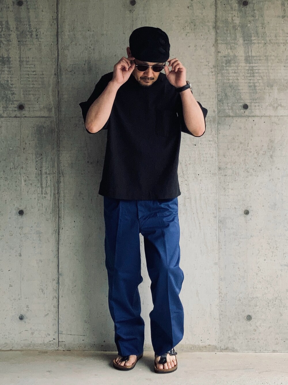ブラック系のTシャツ/カットソー、ブルー系のその他パンツ、ブラック系のサンダルを着用したメンズの夏コーディネートの2枚目の写真