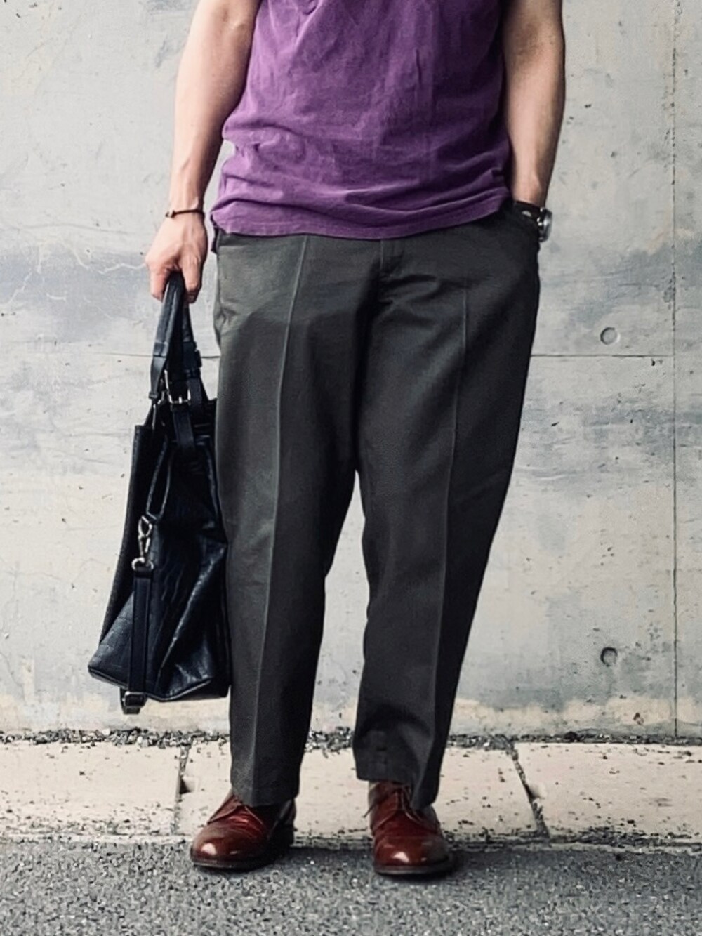 パープル系のポロシャツ、グリーン系のチノパンツ、ブラウン系のドレスシューズを着用したメンズの夏コーディネートの3枚目の写真