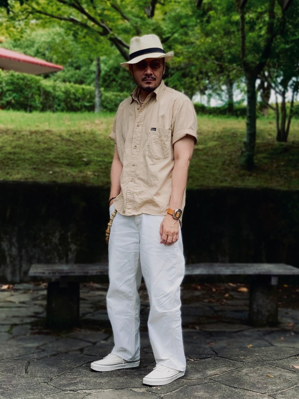 ベージュ系のシャツ/ブラウス、ホワイト系のデニムパンツ、ホワイト系のスニーカーを着用したメンズの夏コーディネートの2枚目の写真