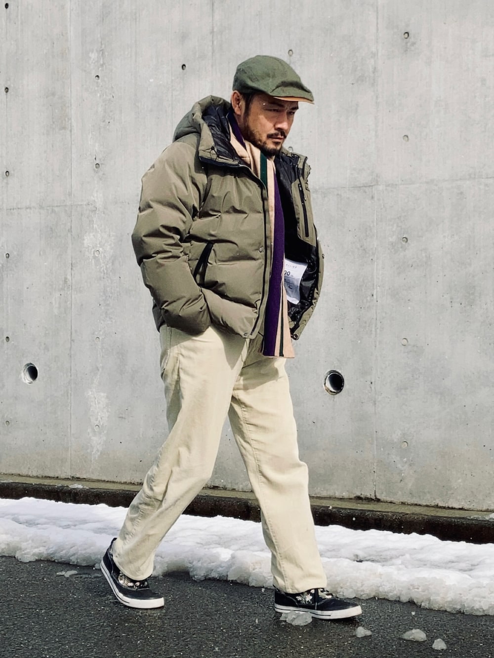 パープル系のスウェット、グレー系のジャケット/アウター、ベージュ系のパンツを着用したメンズの冬コーディネートの2枚目の写真