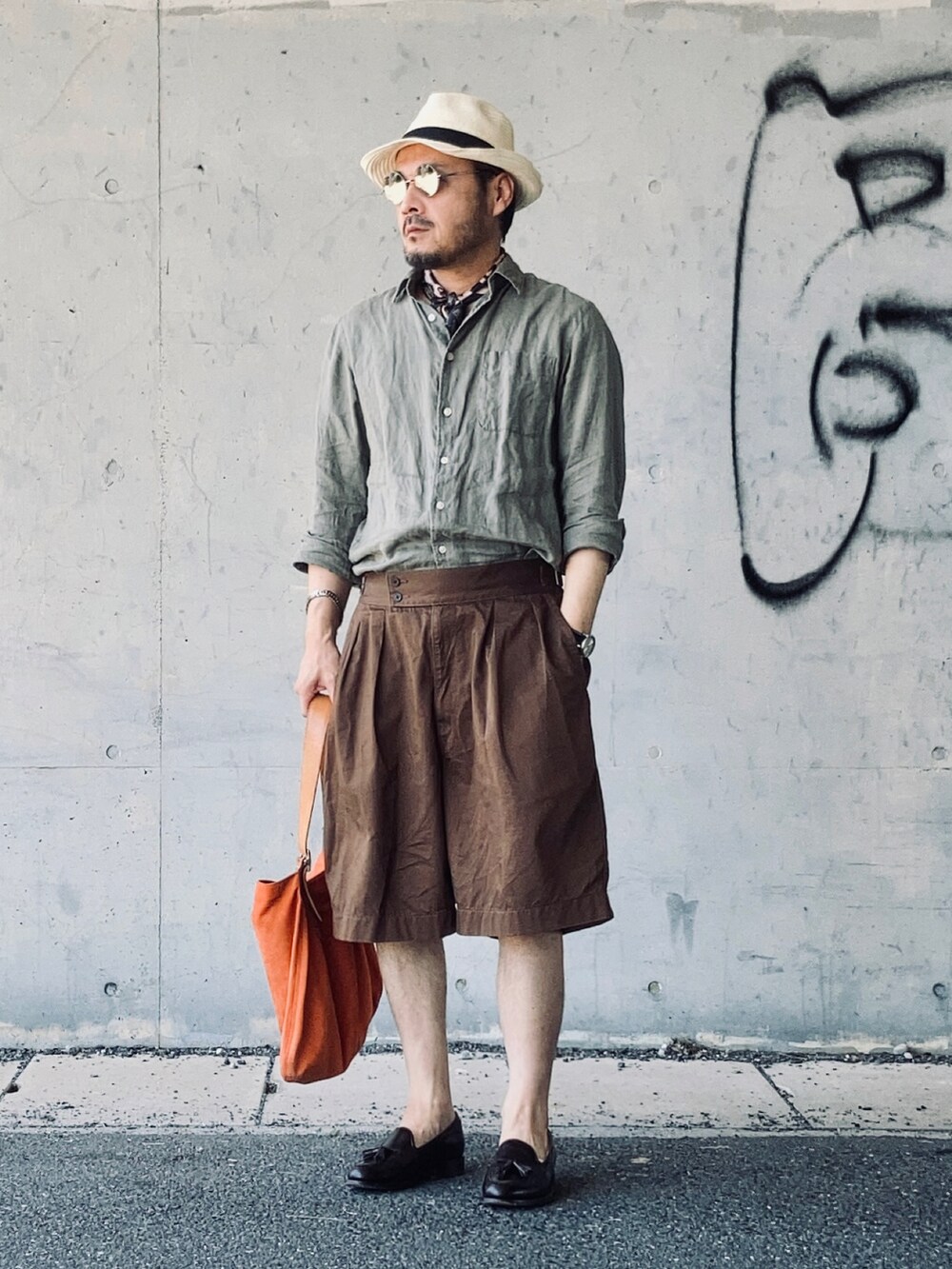 グリーン系のシャツ/ブラウス、ブラウン系のその他パンツ、ブラウン系のローファーを着用したメンズの夏コーディネートの3枚目の写真