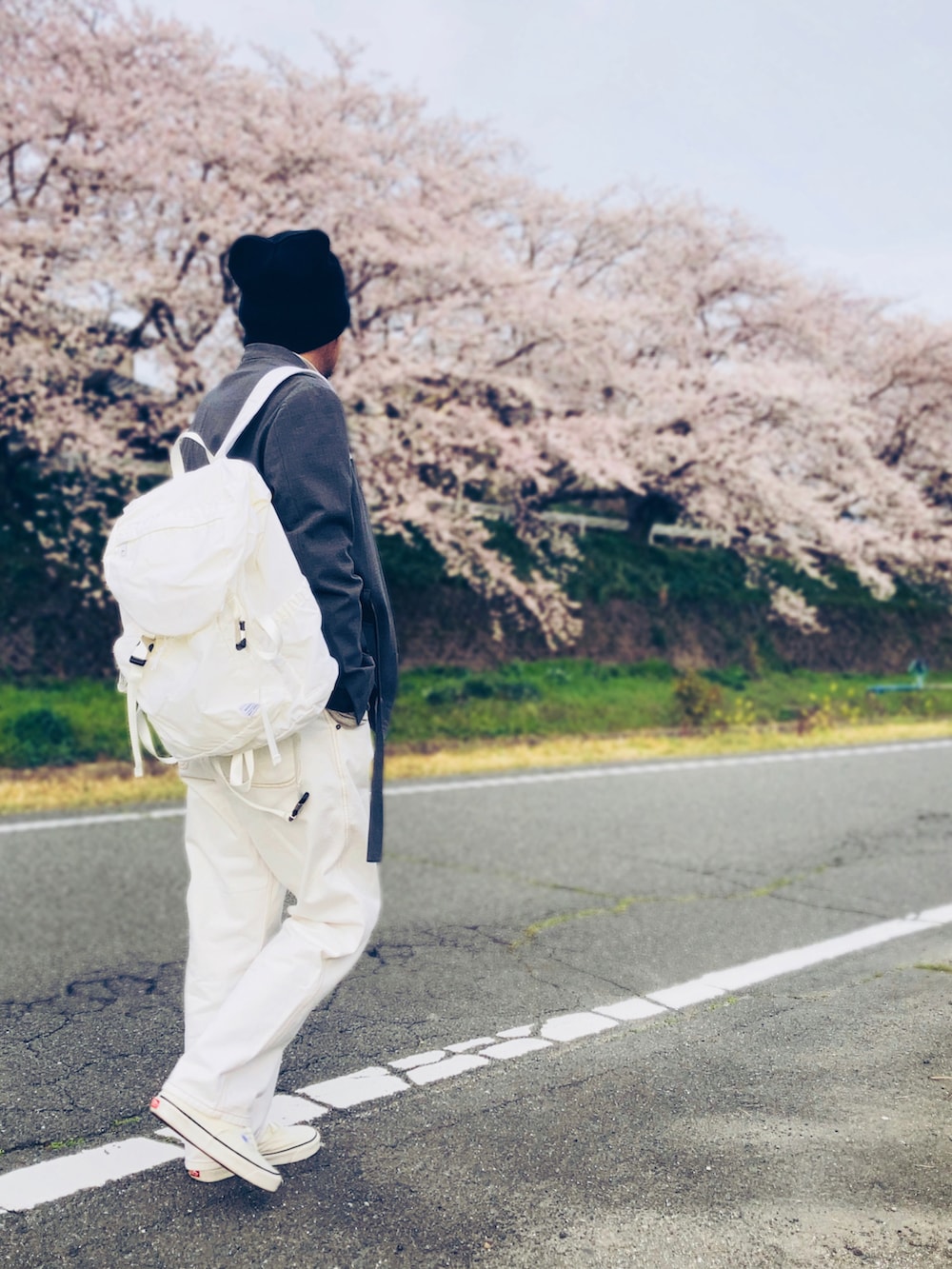 グレー系のTシャツ/カットソー、グレー系のテーラードジャケット、ホワイト系のデニムパンツを着用したメンズの春コーディネートの4枚目の写真