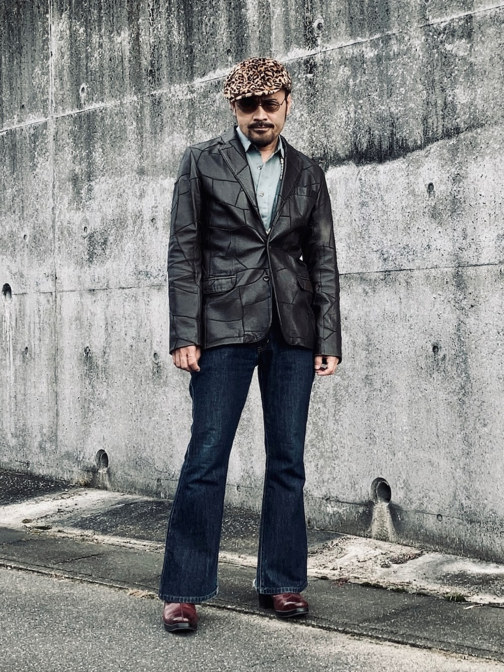 その他のシャツ/ブラウス、ブラウン系のテーラードジャケット、ブルー系のデニムパンツを着用したメンズの秋コーディネートの3枚目の写真