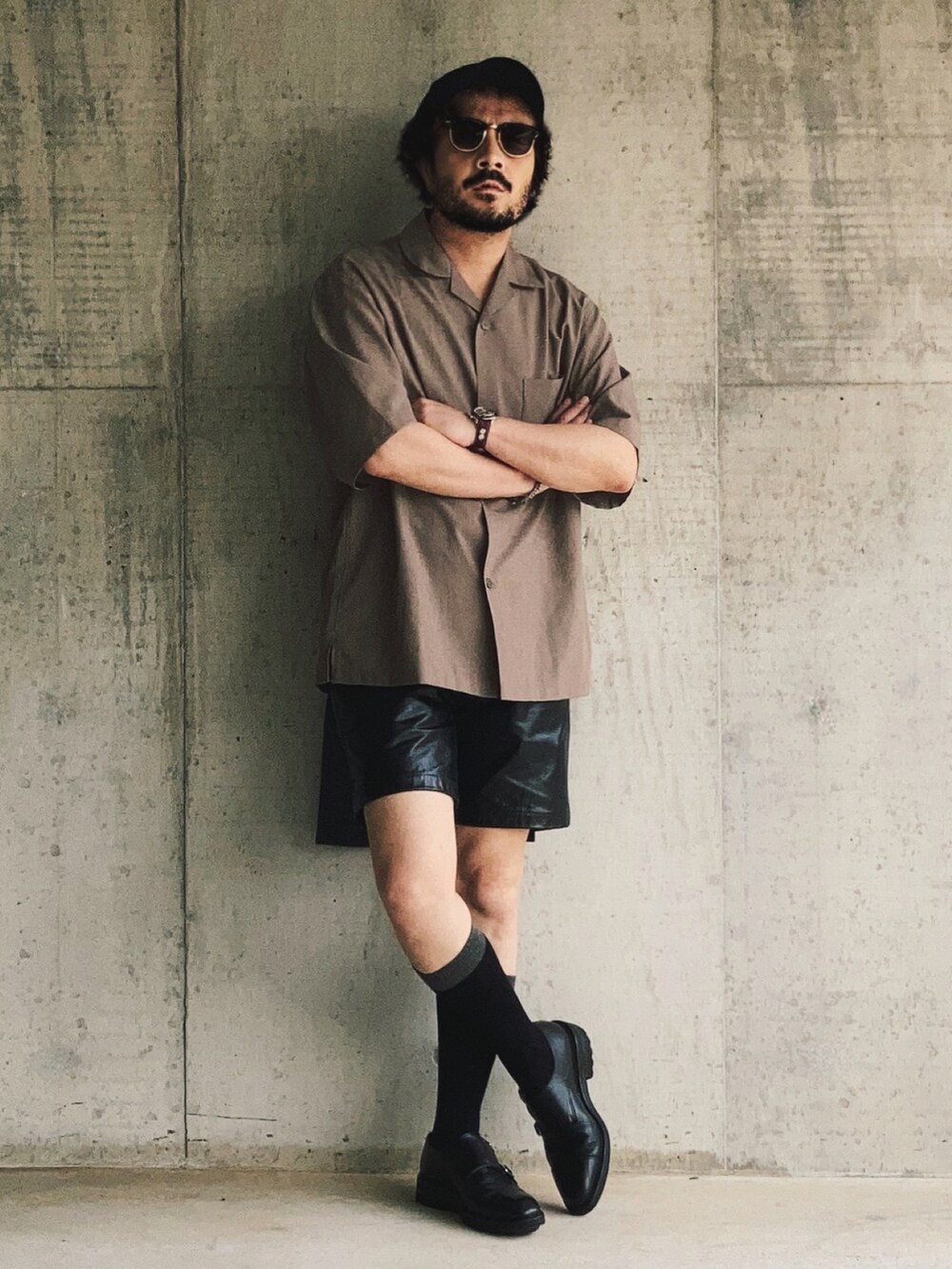 ブラウン系のシャツ/ブラウス、ブラック系のその他パンツ、ブラック系のドレスシューズを着用したメンズの夏コーディネートの2枚目の写真