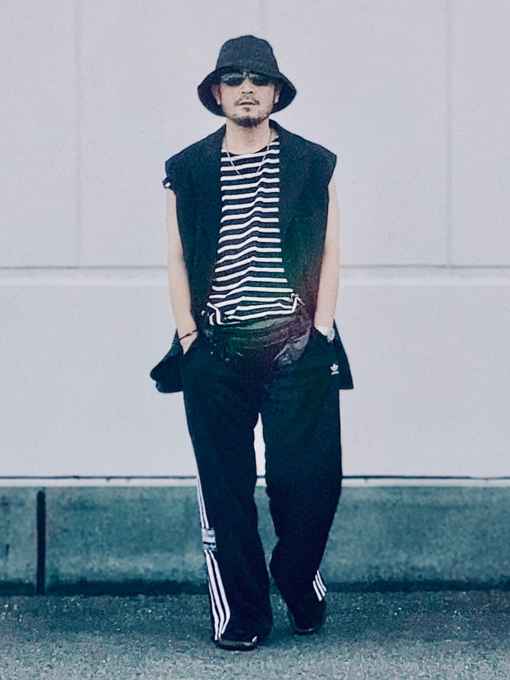 ブラック系のTシャツ/カットソー、ブラック系のその他アウター、ブラック系のスウェットパンツを着用したメンズの夏コーディネートの3枚目の写真