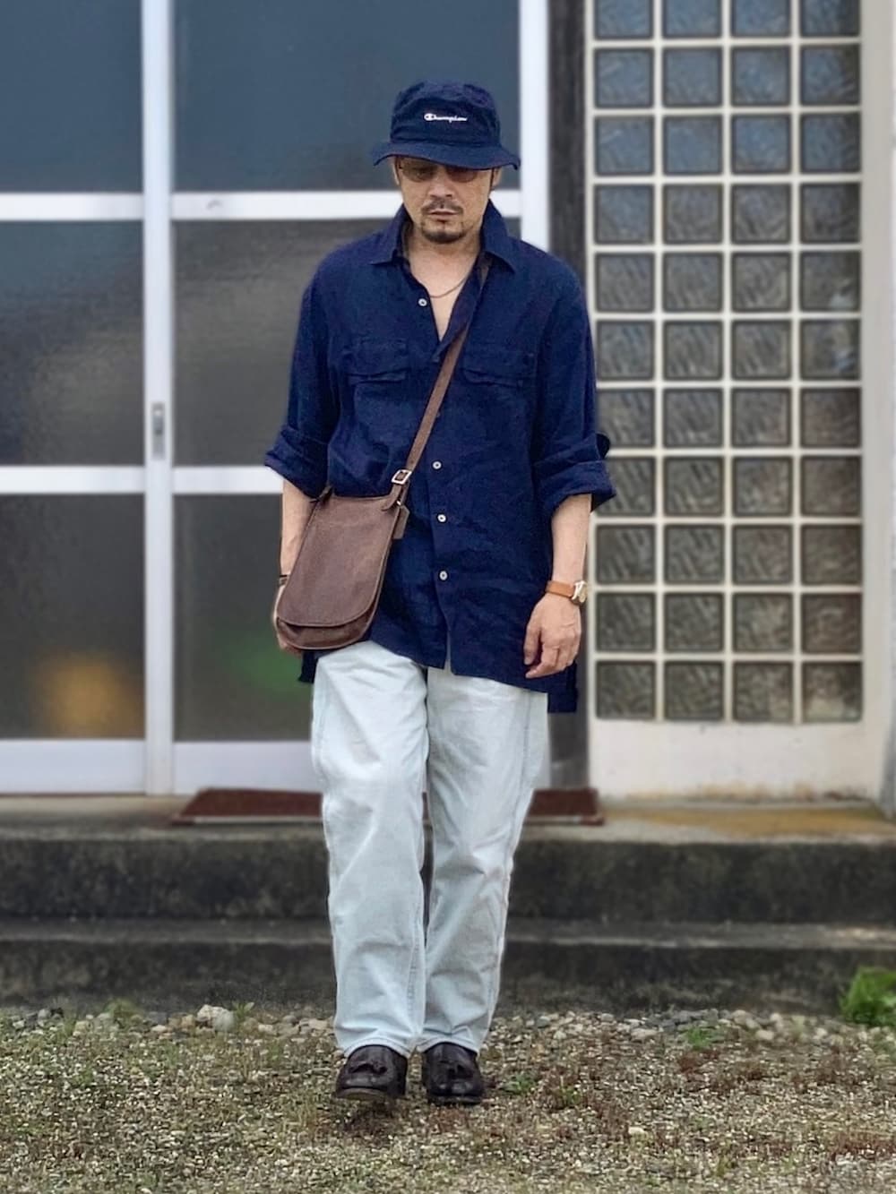 ブルー系のシャツ/ブラウス、ブルー系のデニムパンツ、ブラウン系のローファーを着用したメンズの夏コーディネートの4枚目の写真