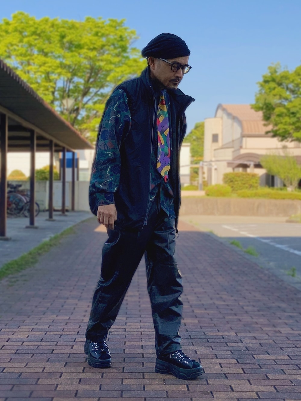 ブラック系のベスト、グリーン系のシャツ/ブラウス、ブラック系のその他パンツを着用したメンズの春コーディネートの4枚目の写真