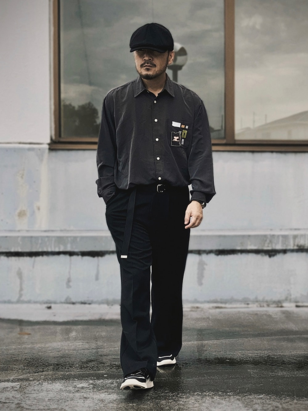 グレー系のシャツ/ブラウス、ブラック系のスラックス、ブラック系のスニーカーを着用したメンズの秋コーディネートの3枚目の写真