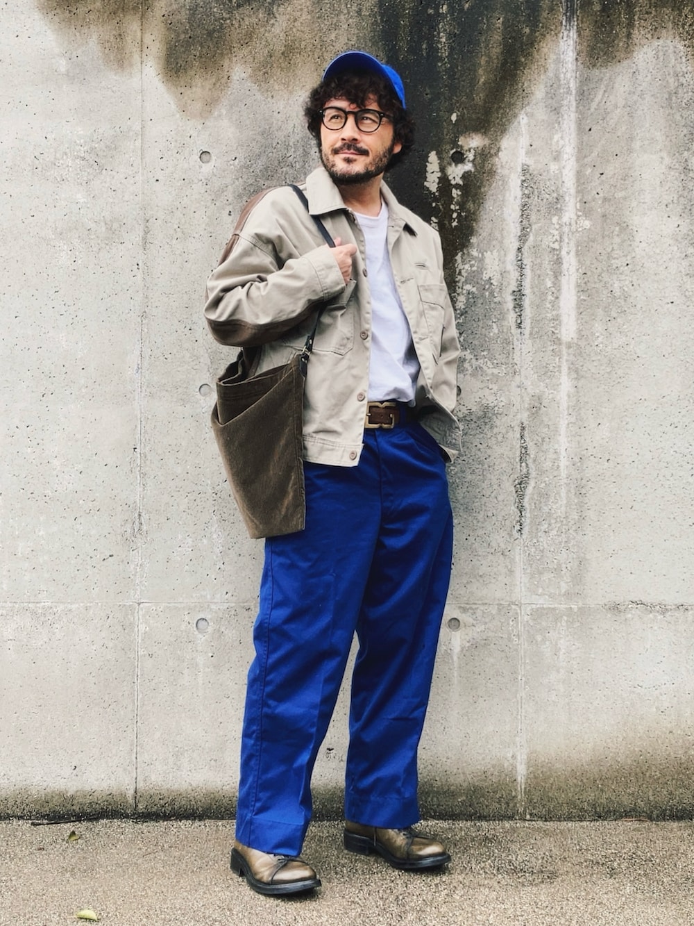 ホワイト系のTシャツ/カットソー、ベージュ系のその他アウター、ブルー系のその他パンツを着用したメンズの春コーディネートの2枚目の写真