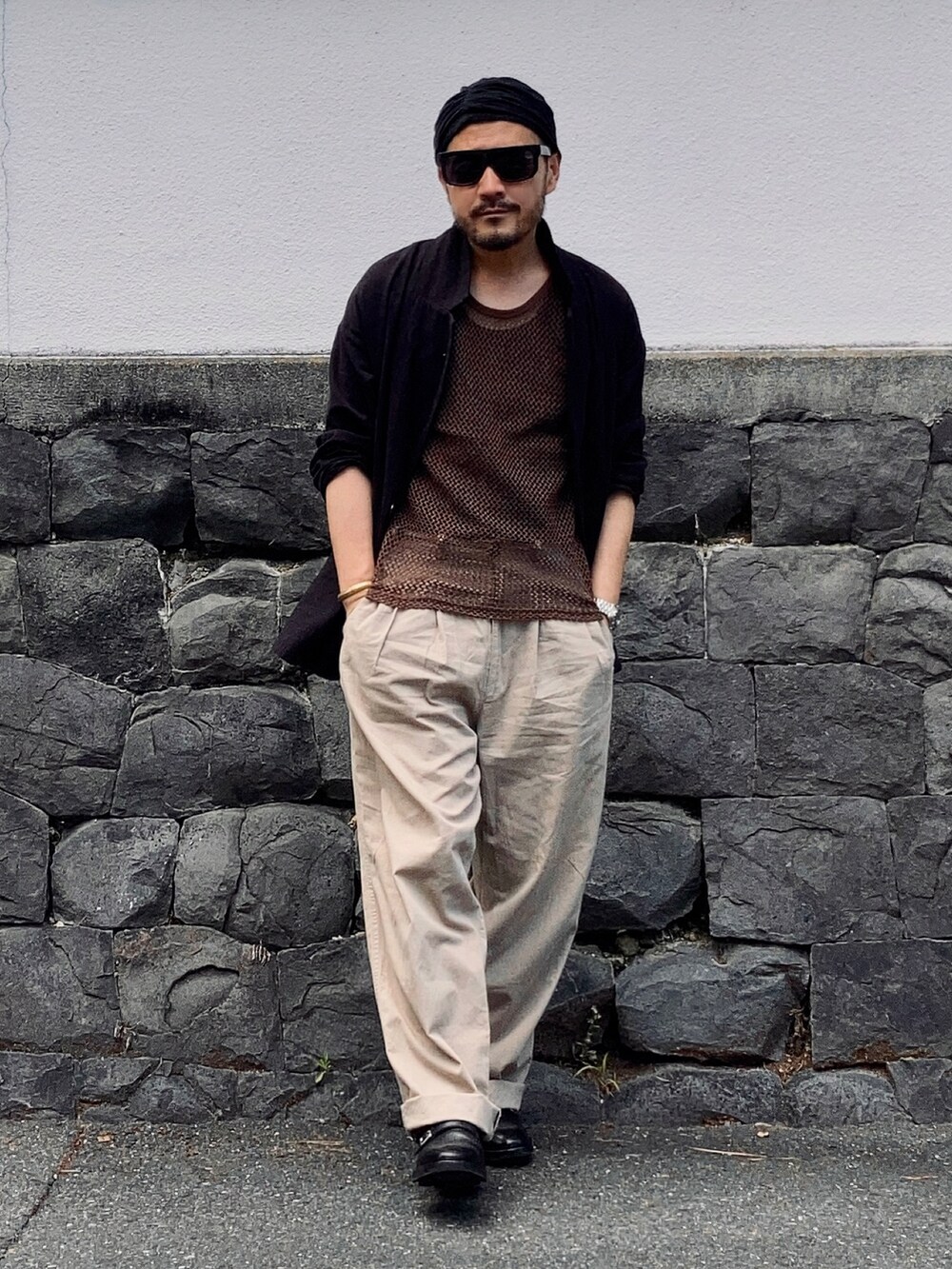 ブラック系のタンクトップ、ブラウン系のタンクトップ、ブラック系のテーラードジャケットを着用したメンズの夏コーディネートの2枚目の写真