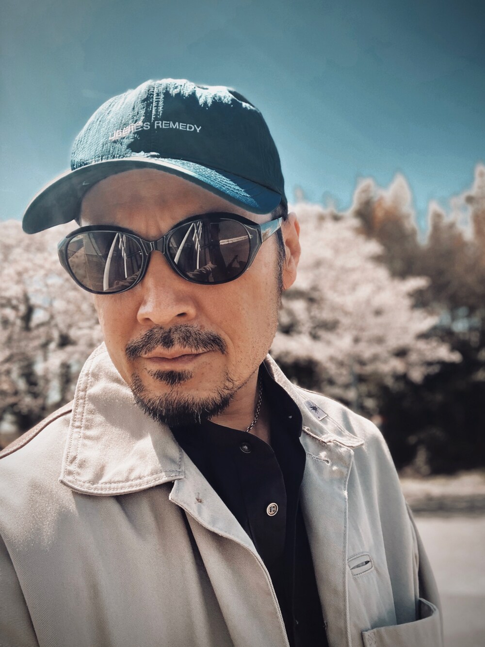 グレー系のシャツ/ブラウス、ベージュ系のその他アウター、ベージュ系のチノパンツを着用したメンズの春コーディネートの4枚目の写真