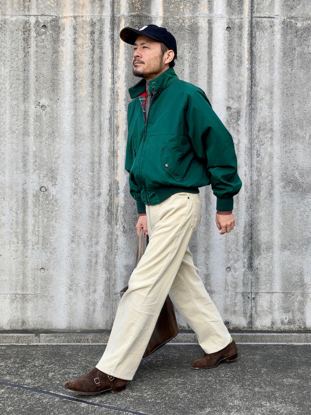 ブラウン系のシャツ/ブラウス、グリーン系のブルゾン、ベージュ系のパンツを着用したメンズの冬コーディネートの3枚目の写真
