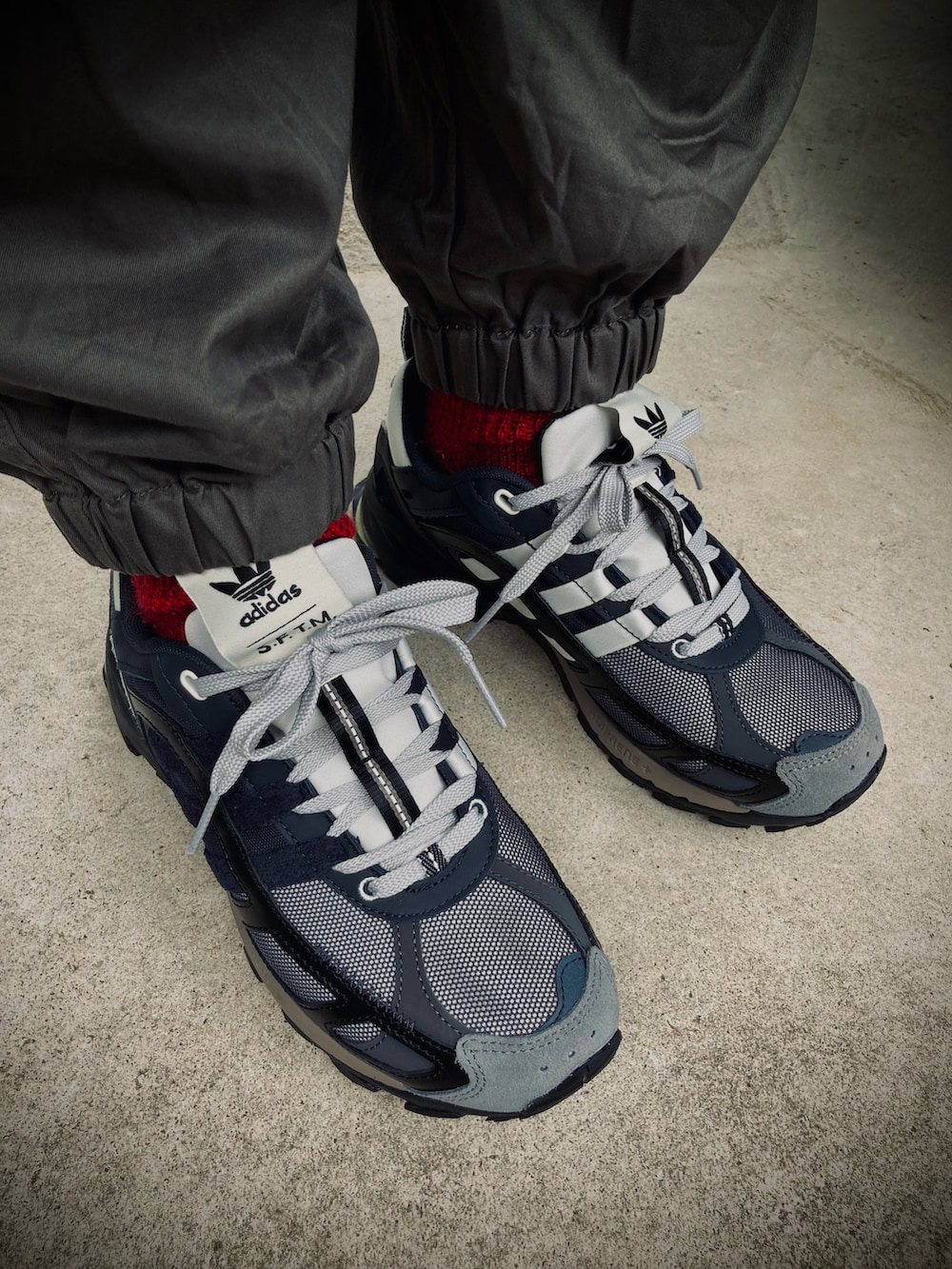 ブラック系のパーカー、ブラック系のナイロンジャケット、グリーン系のその他パンツを着用したメンズの冬コーディネートの5枚目の写真