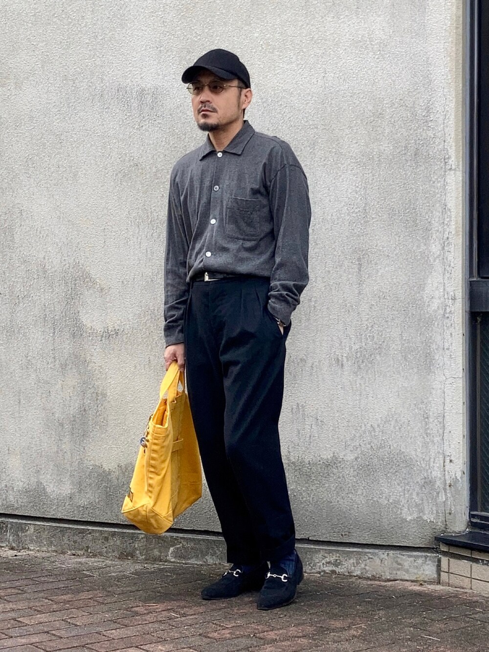 グレー系のシャツ/ブラウス、ブラック系のスラックス、ブラック系のローファーを着用したメンズの秋コーディネートの2枚目の写真