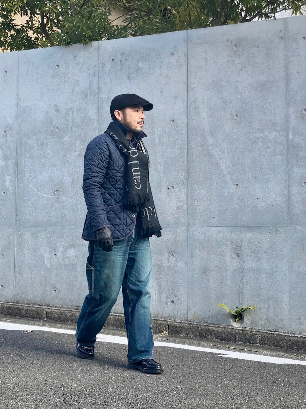 グレー系のシャツ/ブラウス、ブルー系のその他アウター、ブルー系のデニムパンツを着用したメンズの冬コーディネートの3枚目の写真