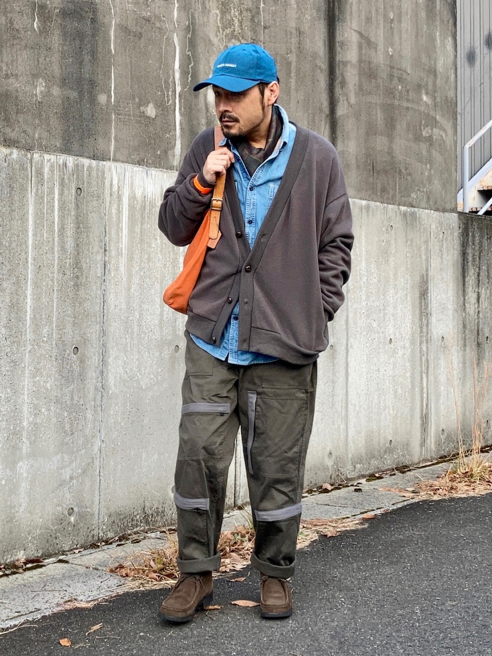 ブルー系のシャツ/ブラウス、グレー系のカーディガン/ボレロ、グリーン系のその他パンツを着用したメンズの冬コーディネートの3枚目の写真