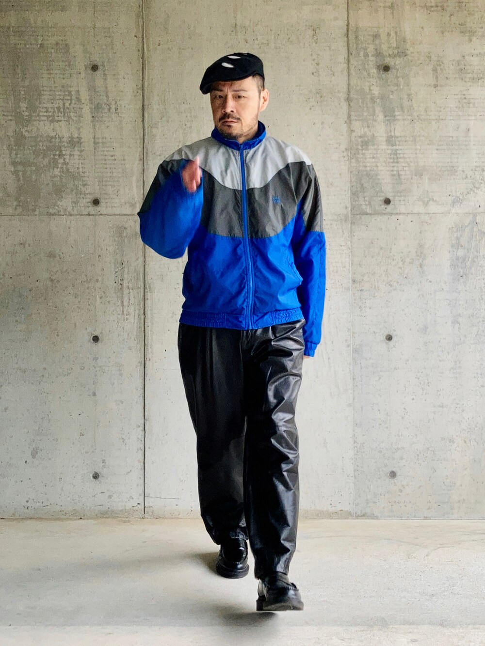 ブルー系のナイロンジャケット、ブラック系のその他パンツ、ブラック系のローファーを着用したメンズの秋コーディネートの3枚目の写真