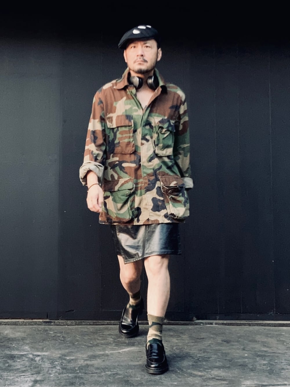 その他のミリタリージャケット、ブラック系のその他パンツ、ブラック系のローファーを着用したメンズの夏コーディネートの4枚目の写真