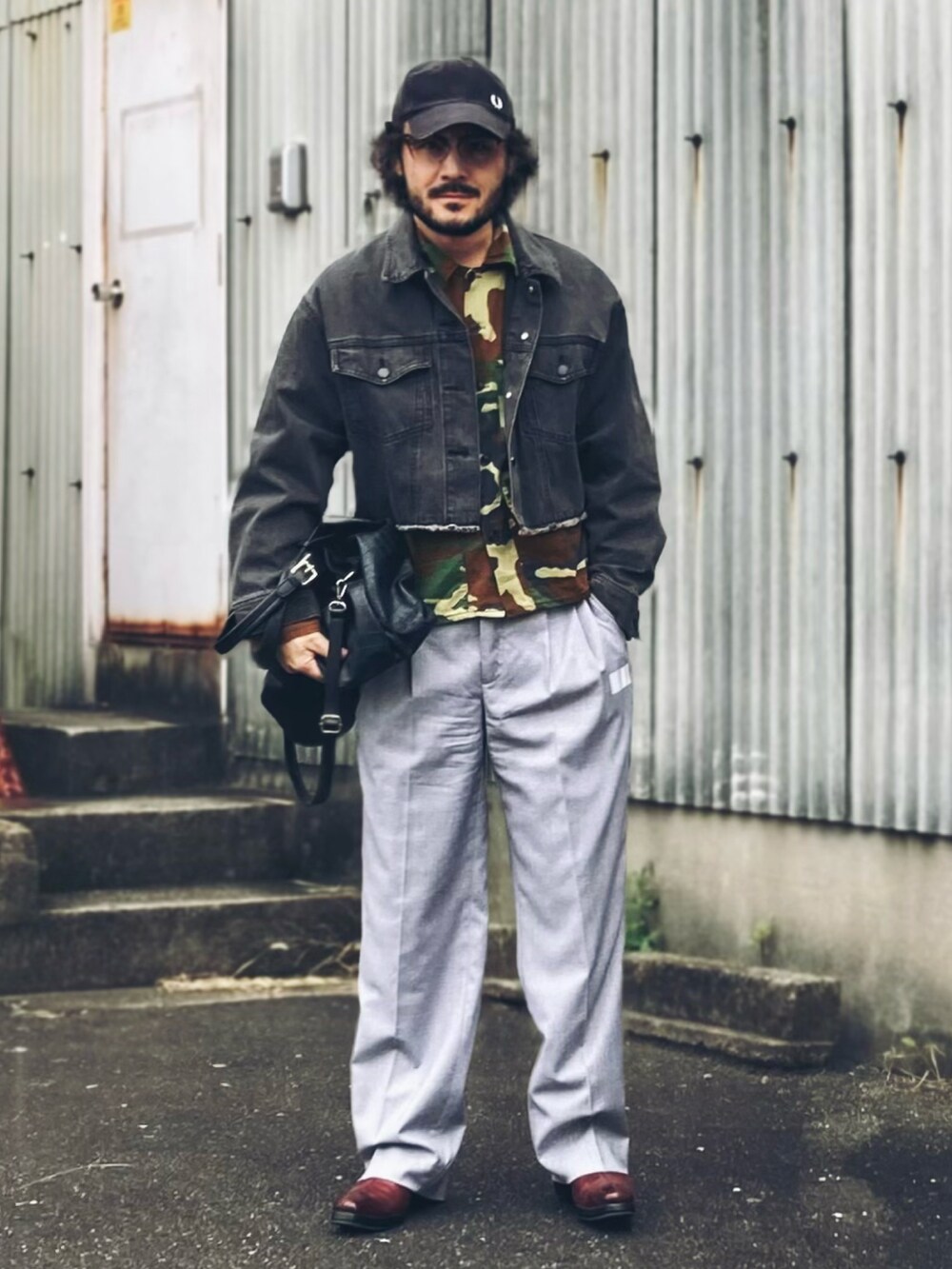 グレー系のスラックス、グレー系のデニムジャケット、グリーン系のシャツ/ブラウスを着用したメンズの秋コーディネートの5枚目の写真