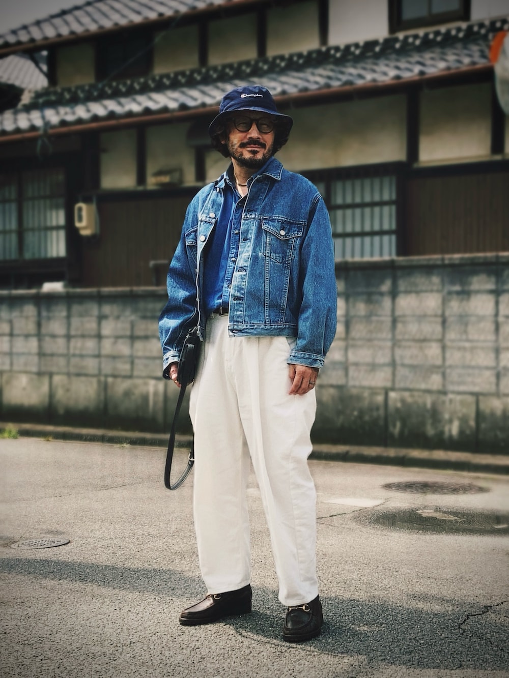 ブルー系のデニムジャケット、ブルー系のシャツ/ブラウス、ホワイト系のスラックスを着用したメンズの春コーディネートの2枚目の写真