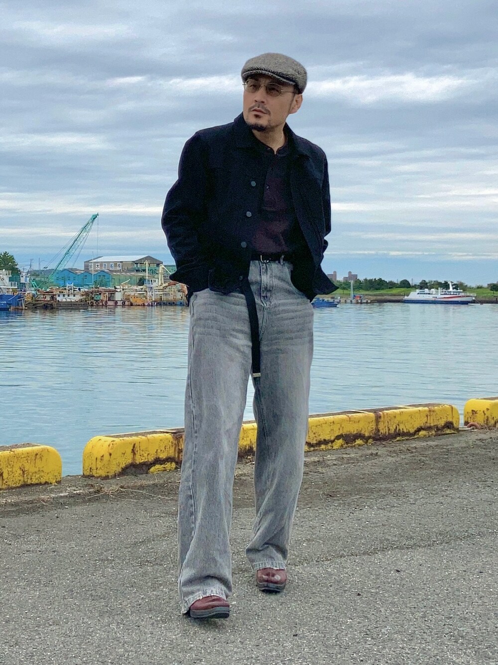 ブラウン系のTシャツ/カットソー、ブラック系のデニムジャケット、グレー系のデニムパンツを着用したメンズの秋コーディネートの3枚目の写真