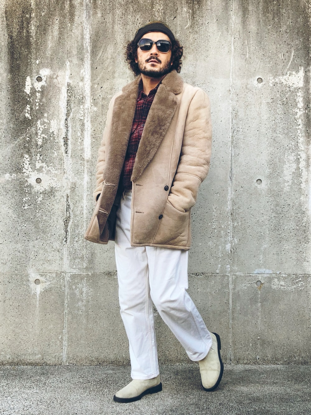 その他のシャツ/ブラウス、ベージュ系のムートンコート、ホワイト系のデニムパンツを着用したメンズの冬コーディネートの2枚目の写真