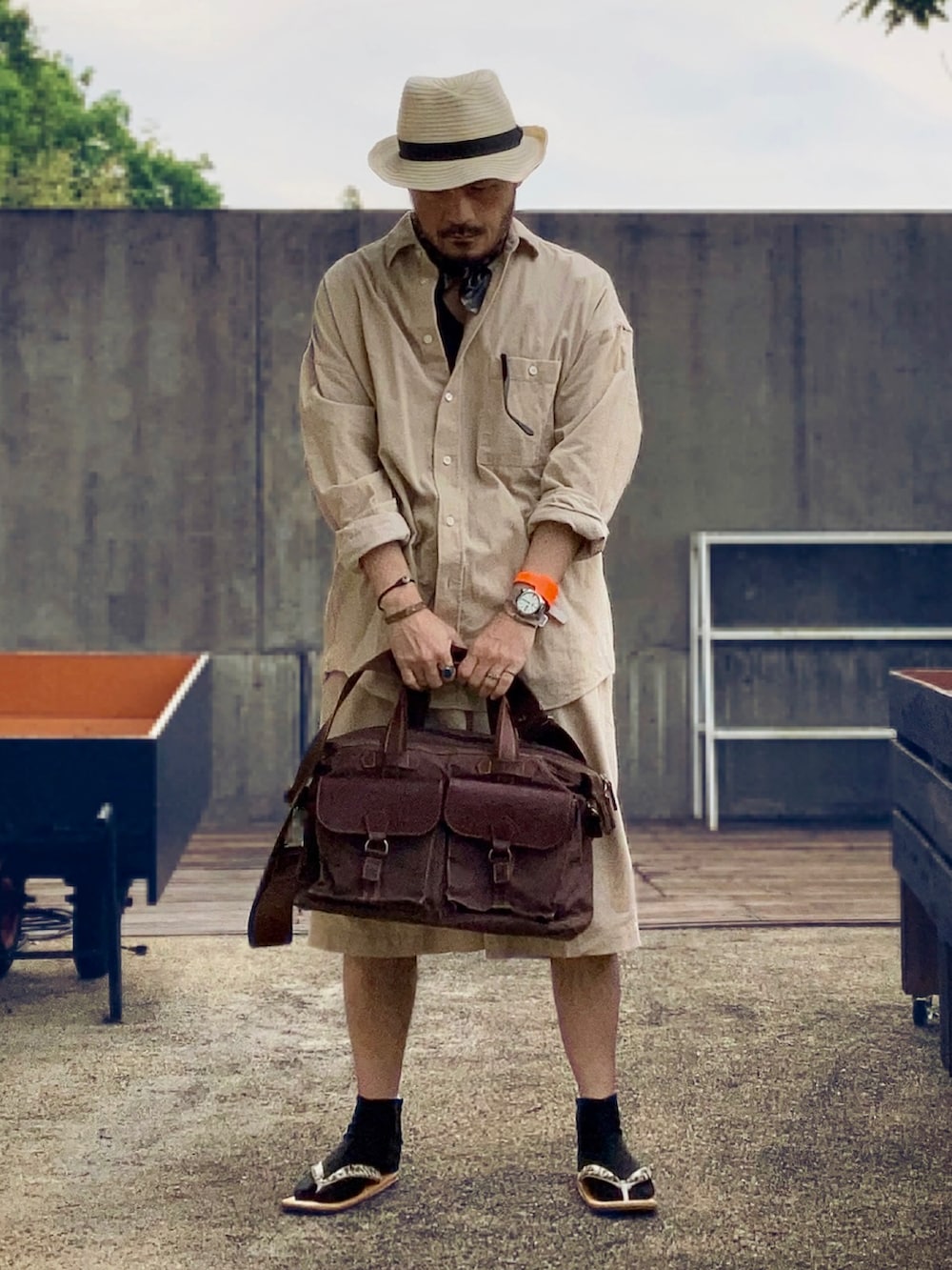 ブラウン系のボストンバッグ、ベージュ系のサンダル、ベージュ系のその他パンツを着用したメンズの春コーディネートの3枚目の写真