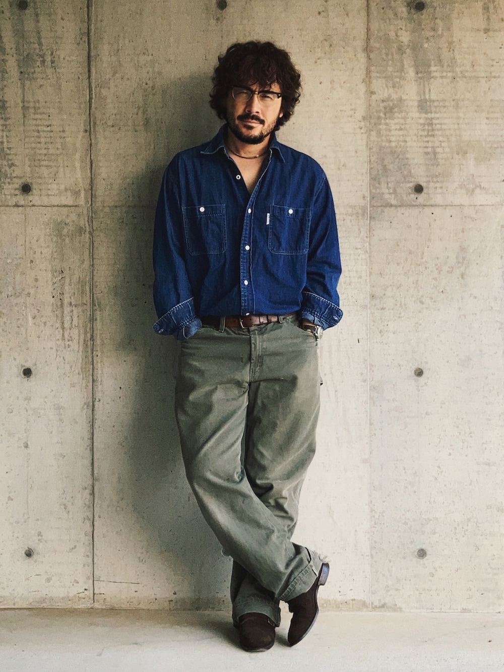 ブルー系のシャツ/ブラウス、グリーン系のその他パンツ、ブラウン系のドレスシューズを着用したメンズの夏コーディネートの2枚目の写真