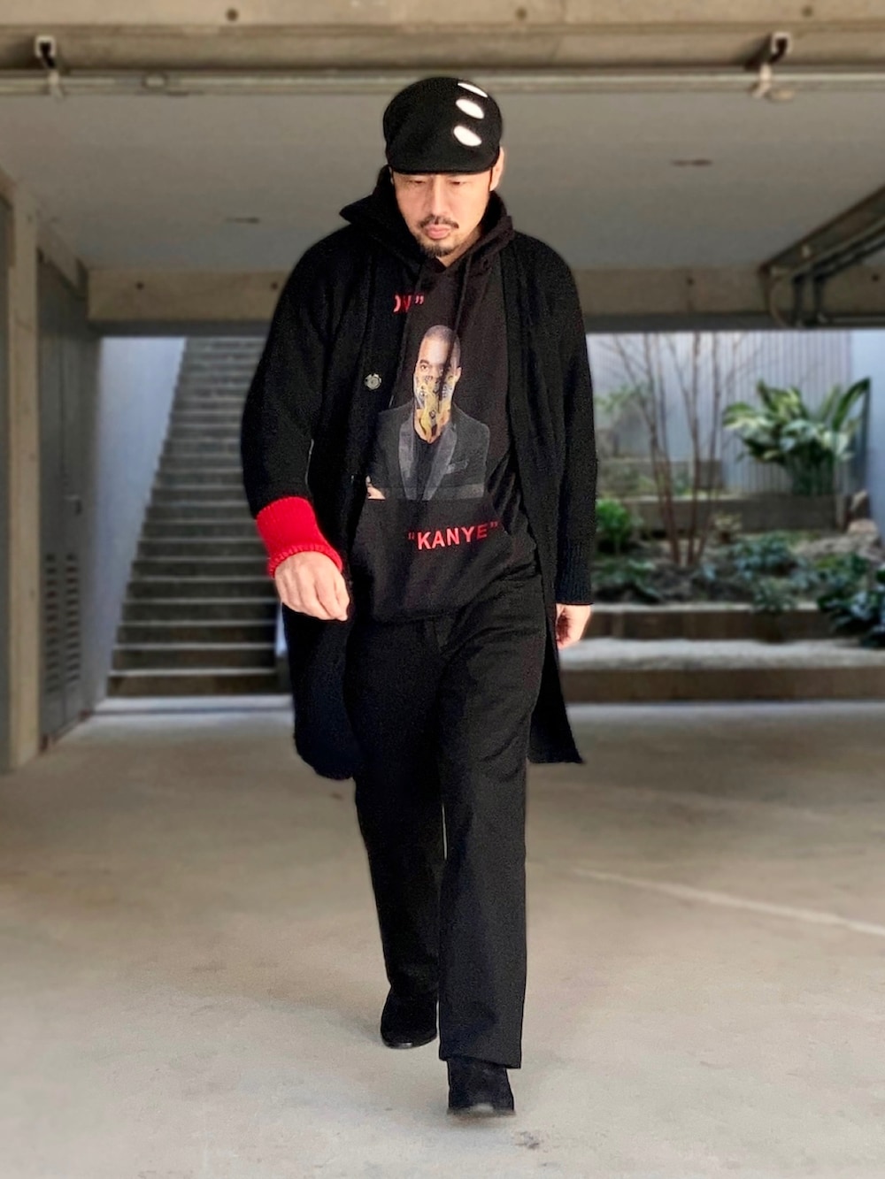 ブラック系のパーカー、ブラック系のカーディガン/ボレロ、ブラック系のパンツを着用したメンズの冬コーディネートの2枚目の写真