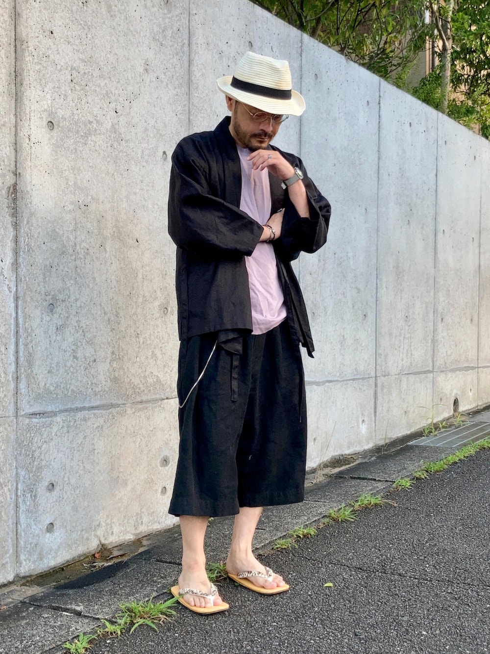 パープル系のTシャツ/カットソー、ブラック系のその他パンツ、ベージュ系のサンダルを着用したメンズの夏コーディネートの3枚目の写真